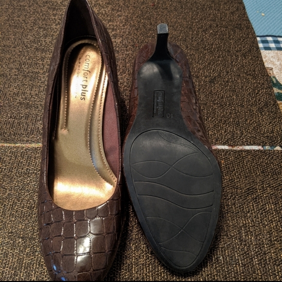 Brown heels with alligator pattern - Picture 3 of 6